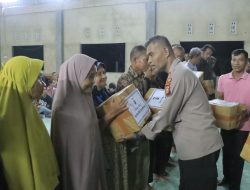 Tengah Malam di Rimba Baling, Kapolres Kampar Terjang Sungai Antarkan Bantuan dan Pesan Pelestarian