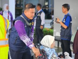 Kisah Inspiratif Polisi Riau, Iptu Riko Rizki Masri Jadi Sandaran Jemaah Lansia di Tanah Suci