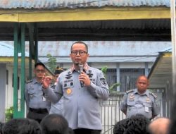 Kalapas Bangkinang Tak Jaga Jarak, ‘Nongkrong’ Bareng Napi Sambil Ingatkan Bahaya Narkoba
